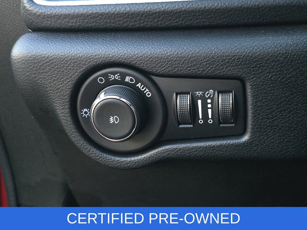 Used 2025 Chrysler Pacifica Limited image 28