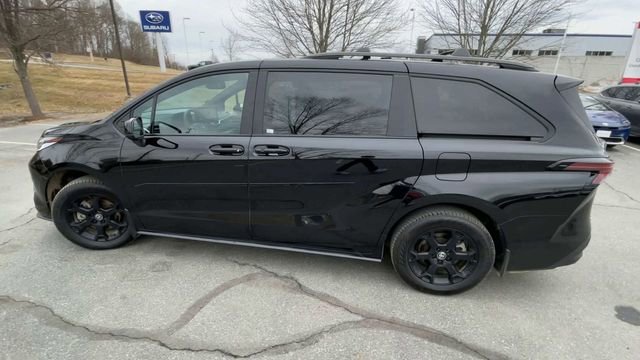 Used 2025 Toyota Sienna XLE Woodland Edition image 5