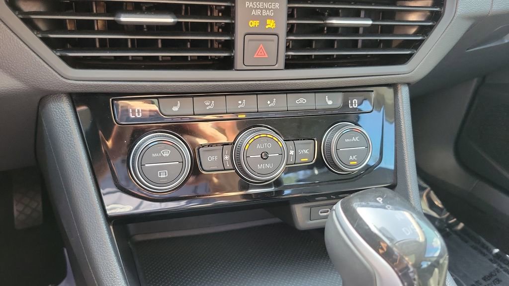 Used 2024 Volkswagen Jetta SE w/ Panoramic Sunroof Package FWD image 19