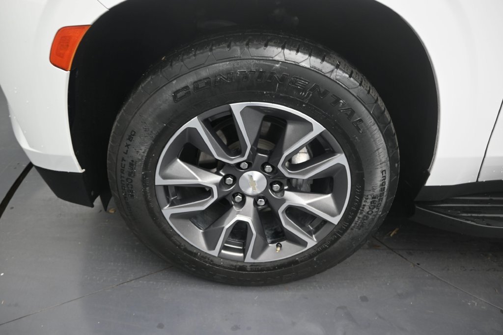 Used 2023 Chevrolet Suburban LT w/ LT Signature Package RWD image 9