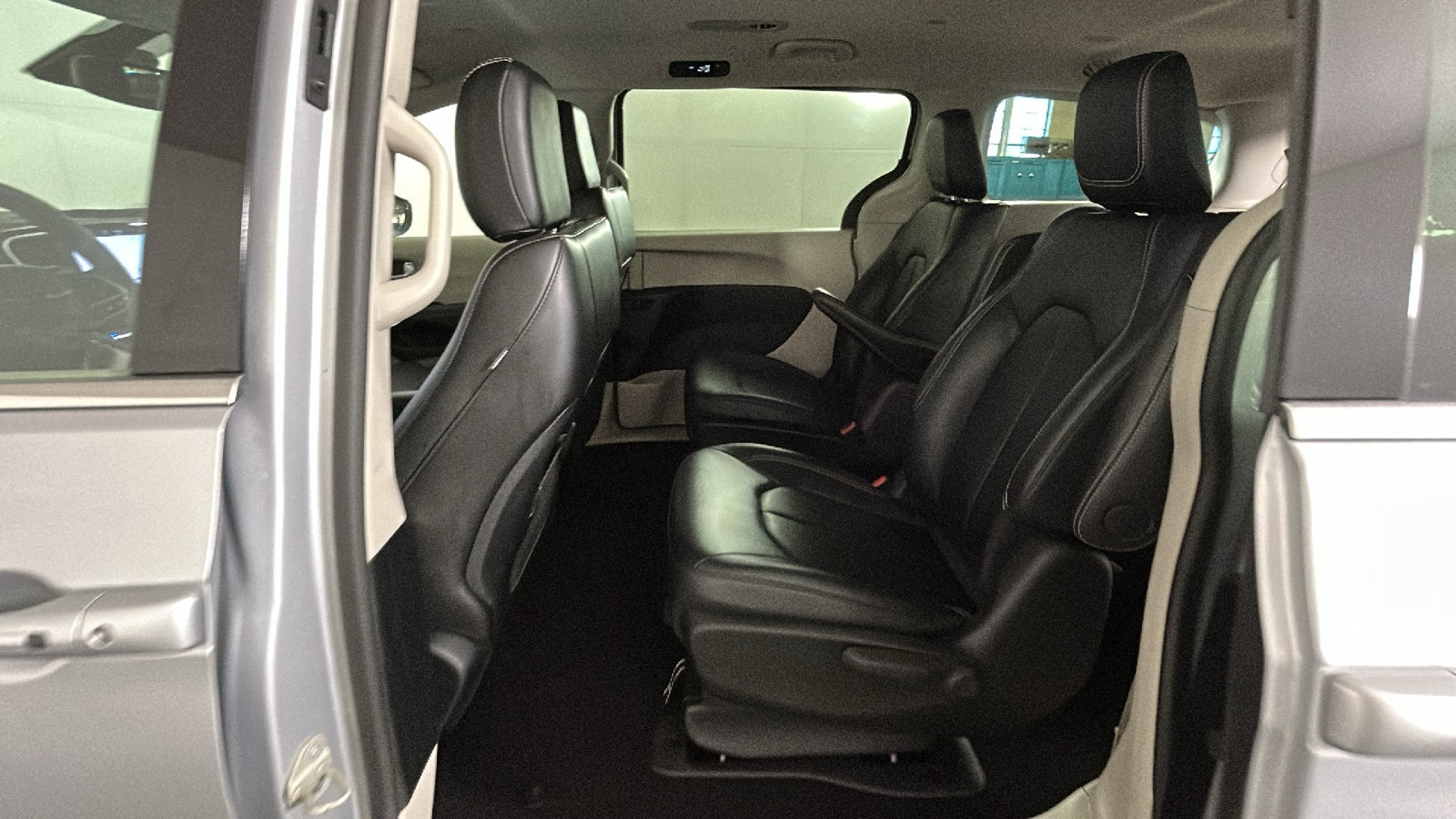 Used 2024 Chrysler Pacifica Limited FWD image 30