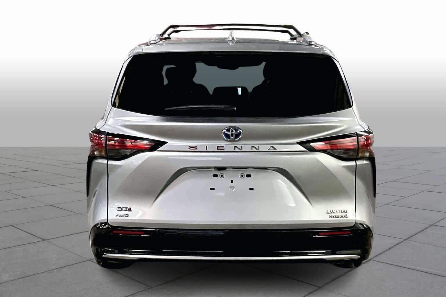 Used 2023 Toyota Sienna Limited image 5