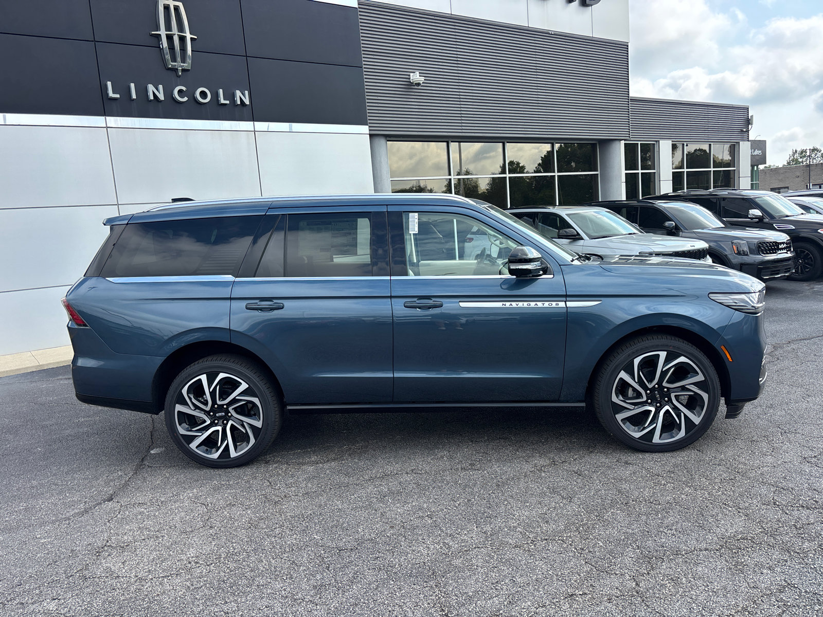 New 2027 Lincoln Navigator Reserve AWD/4WD image 8