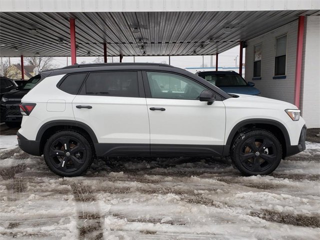 New 2026 Volkswagen Taos SE image 2