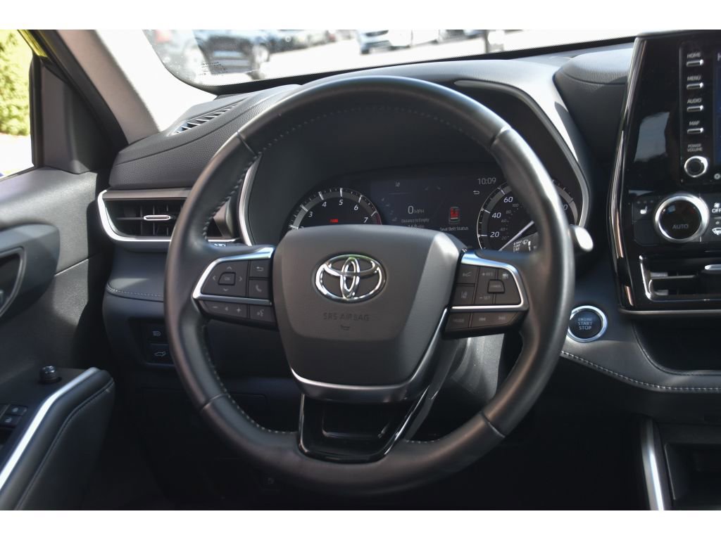 Used 2021 Toyota Highlander XLE image 18