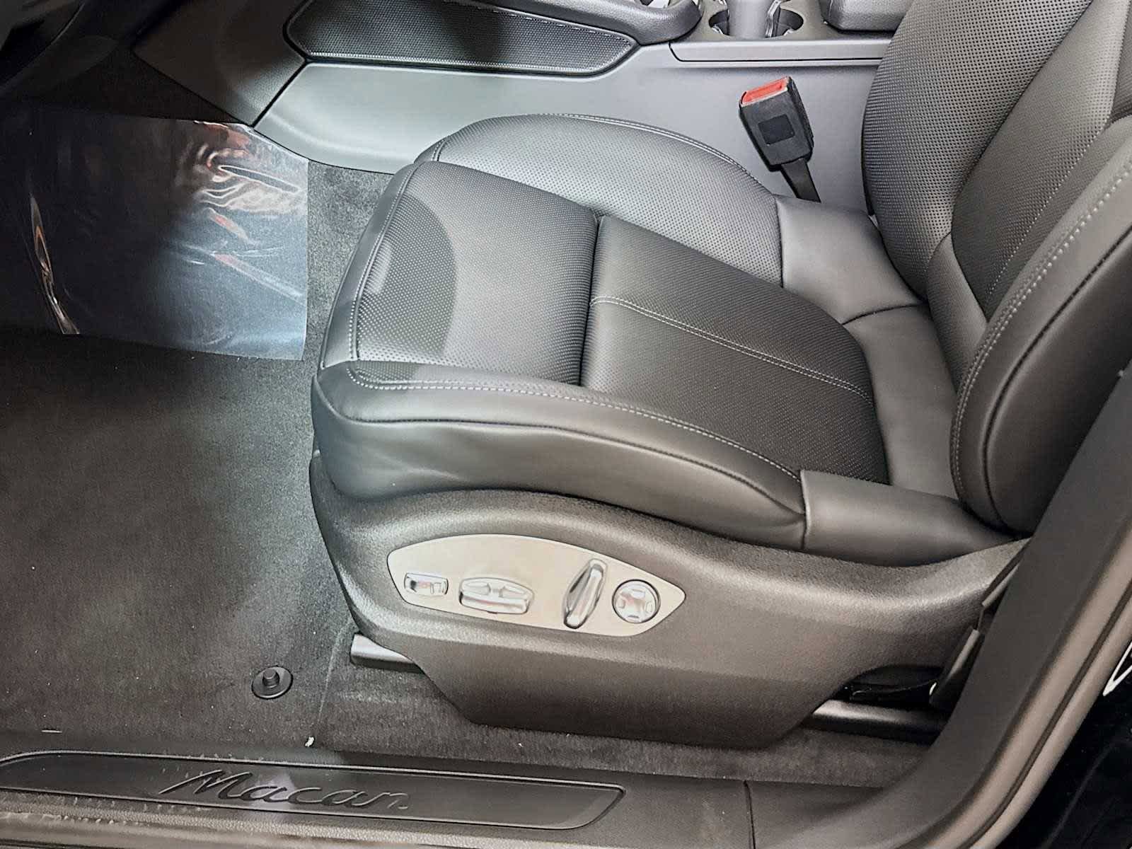 New 2025 Porsche Macan AWD/4WD image 16