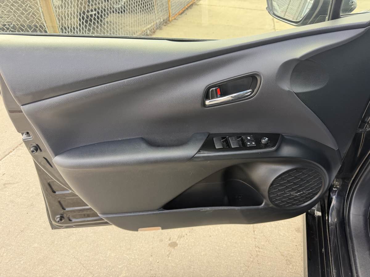 Used 2021 Toyota Prius XLE image 10