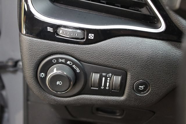 Used 2023 Jeep Cherokee Altitude Lux AWD/4WD image 15