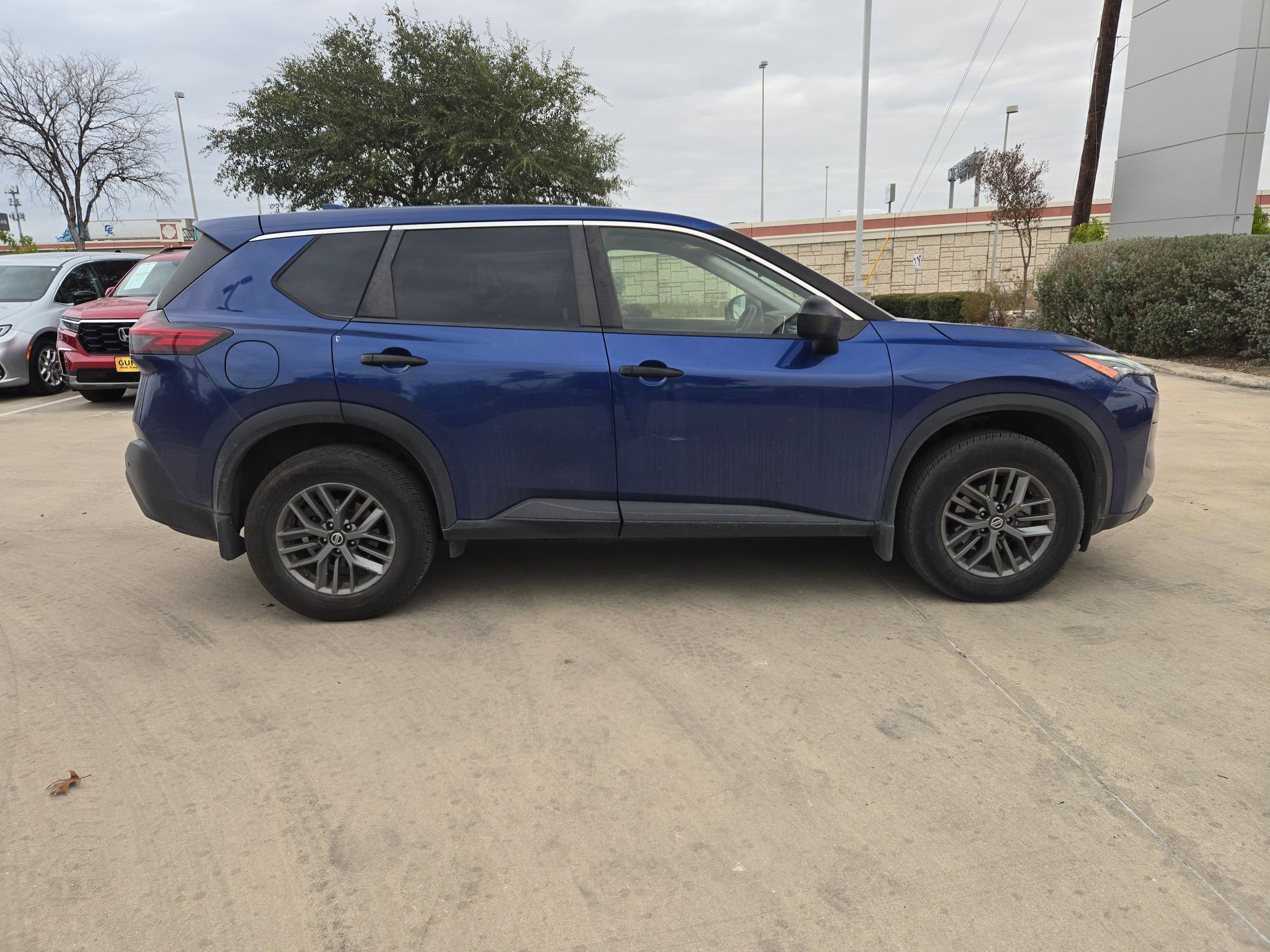 Used 2021 Nissan Rogue S image 2