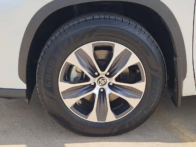 Used 2024 Toyota Highlander XLE FWD image 13