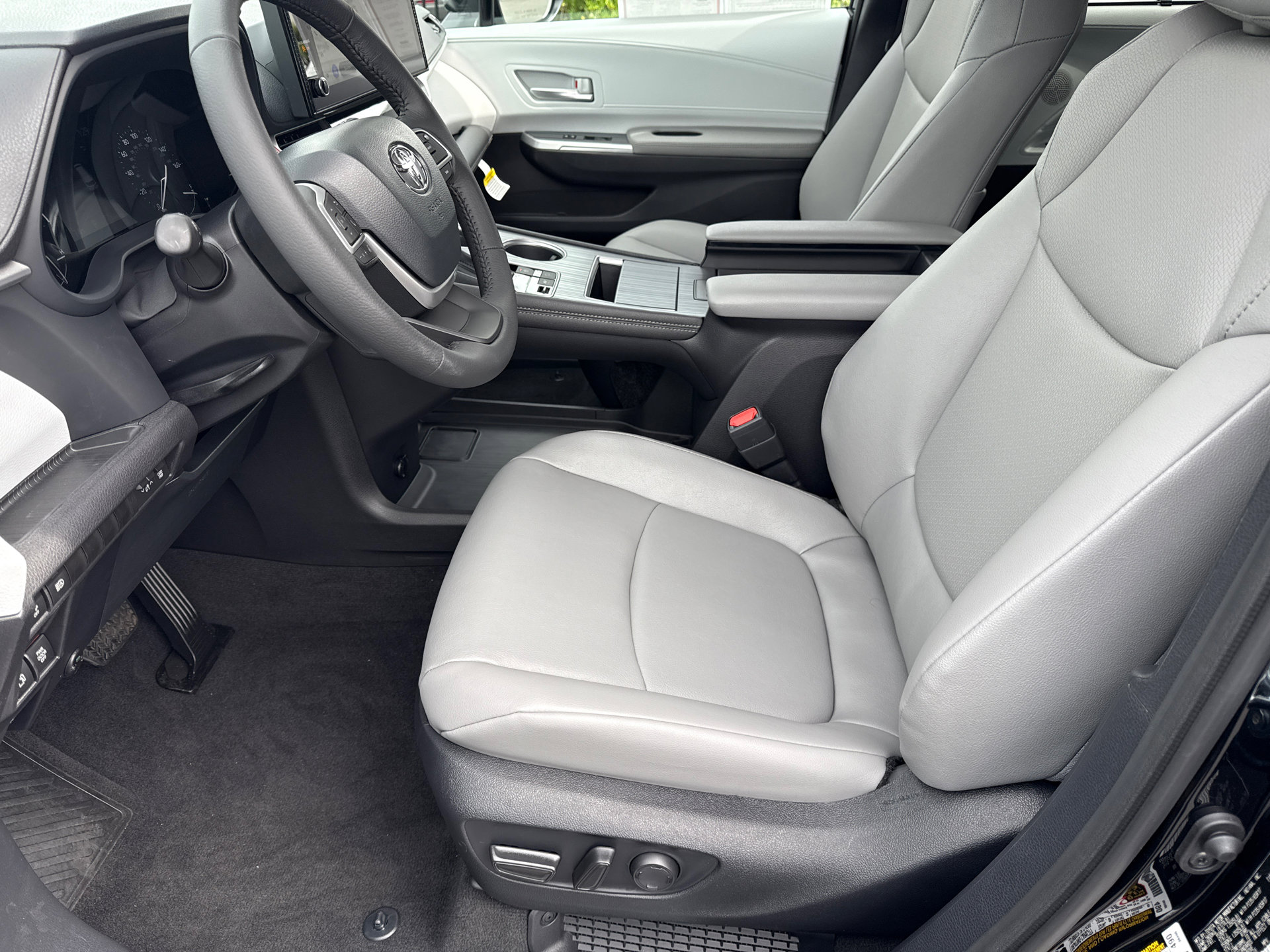 Used 2026 Toyota Sienna XLE FWD image 23