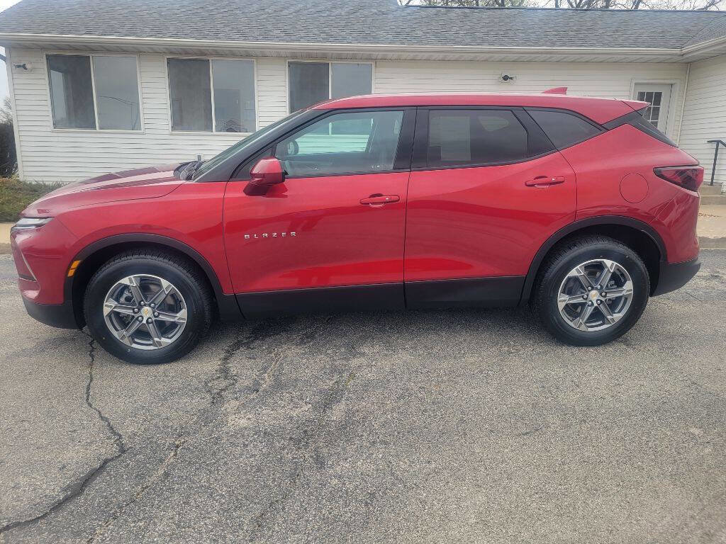 Used 2023 Chevrolet Blazer LT image 2