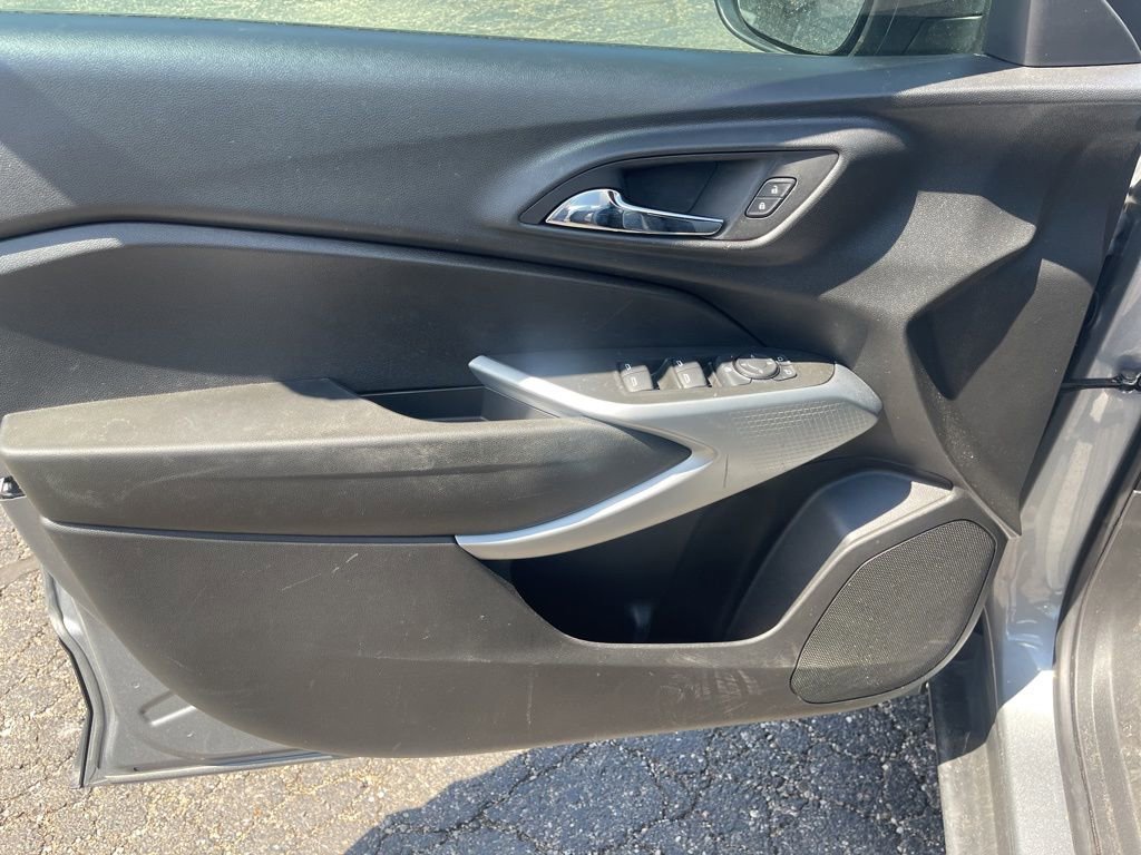 Used 2024 Chevrolet Trax RS FWD image 16