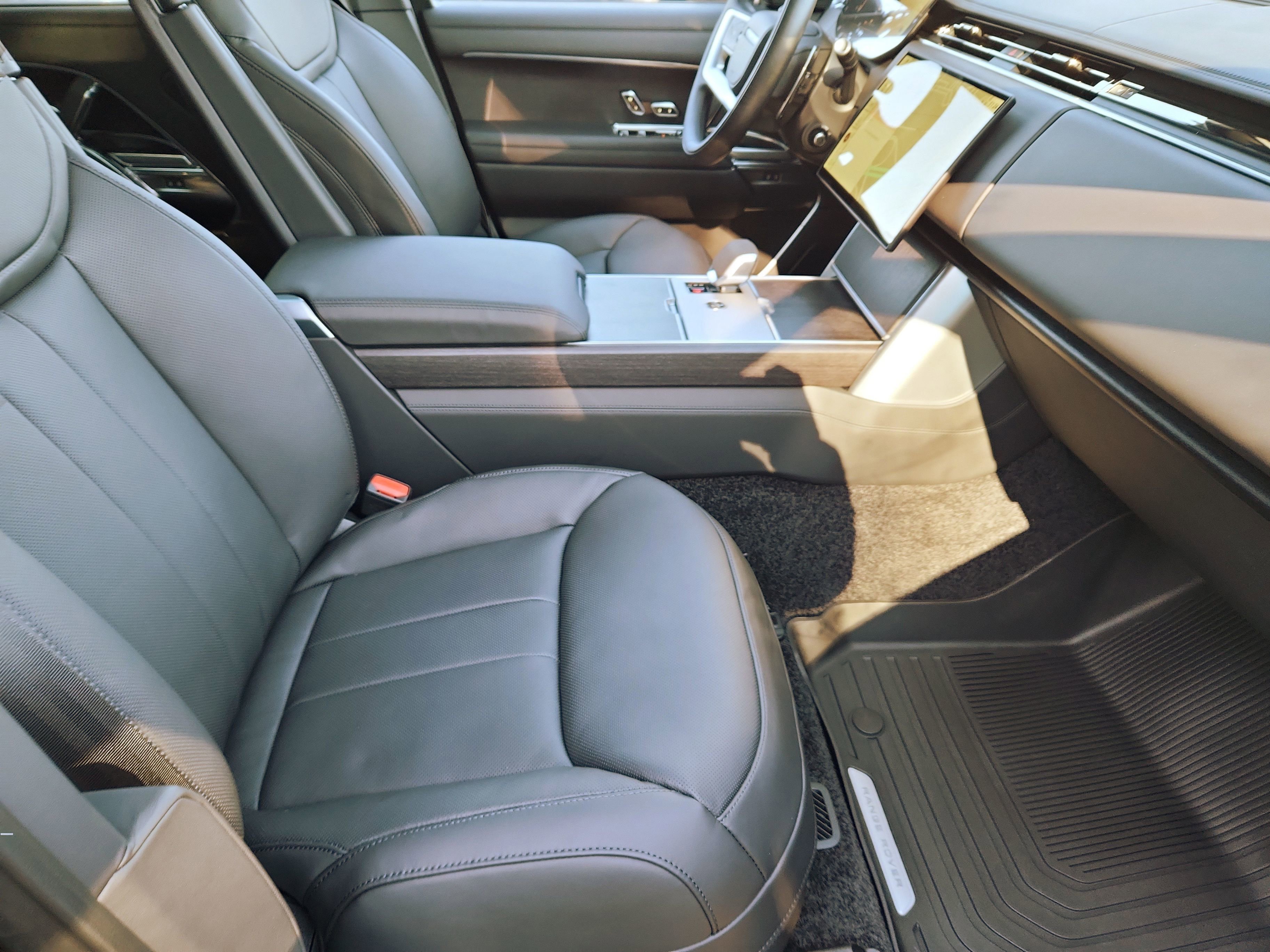 New 2025 Land Rover Range Rover Long Wheelbase SE image 3