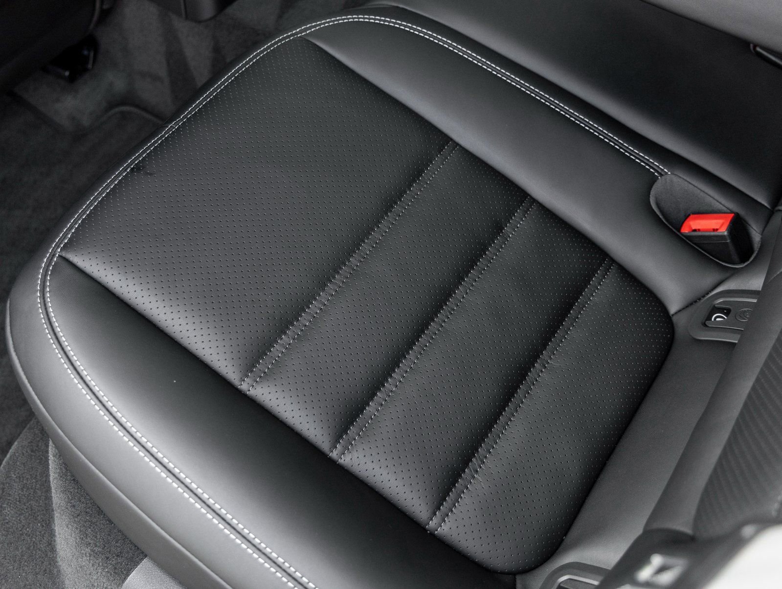 New 2026 Porsche Macan Turbo image 35