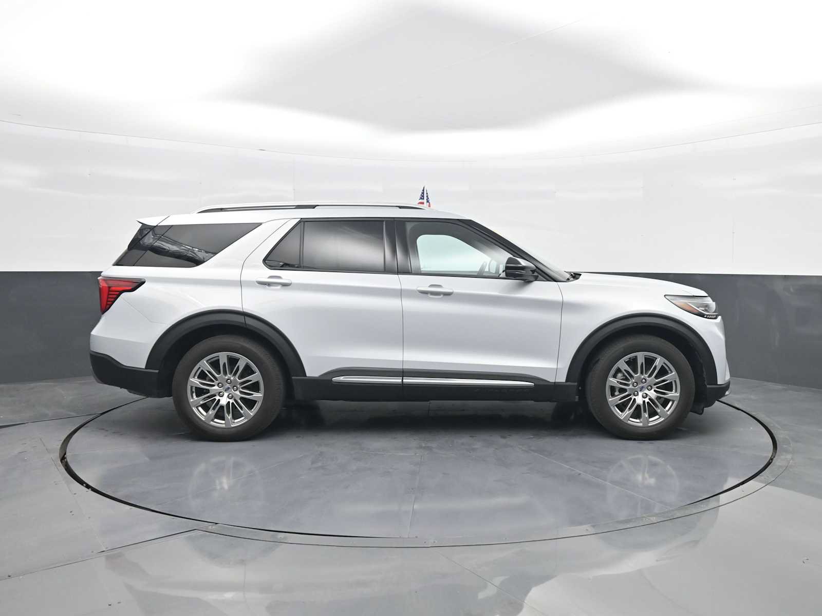 Certified 2025 Ford Explorer Platinum RWD image 2