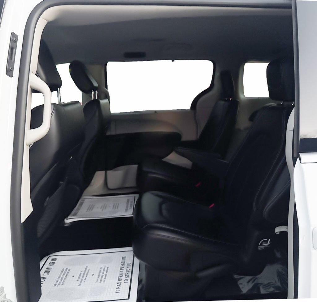 Used 2024 Chrysler Pacifica Touring-L image 13