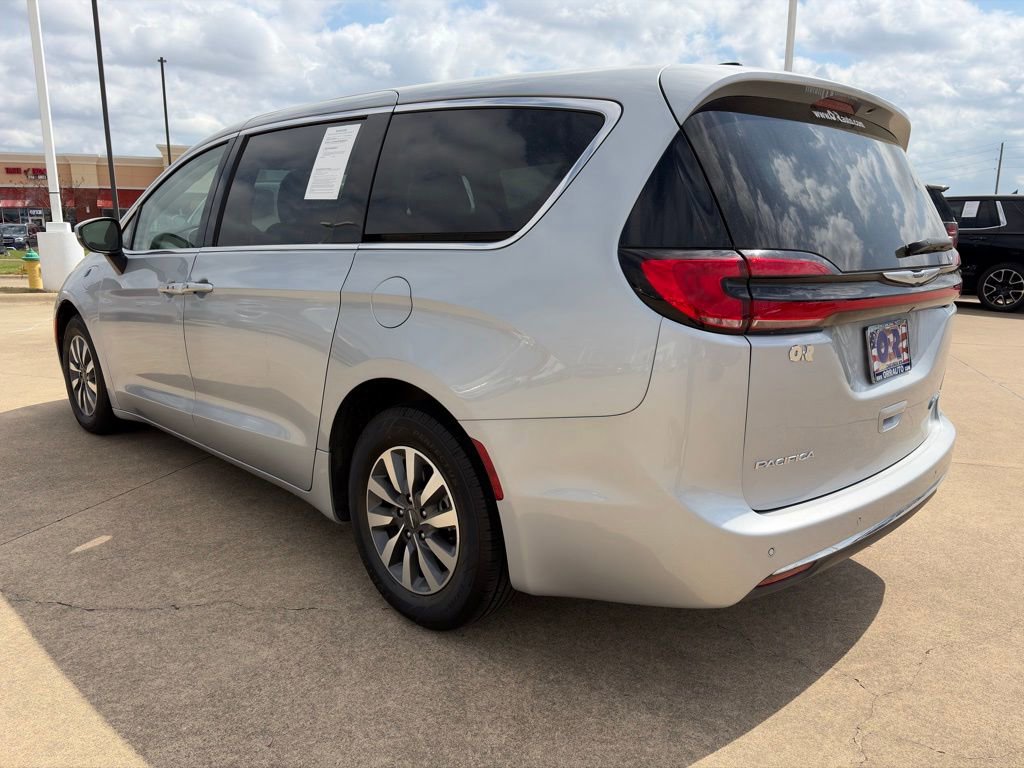 Used 2023 Chrysler Pacifica Touring-L image 6