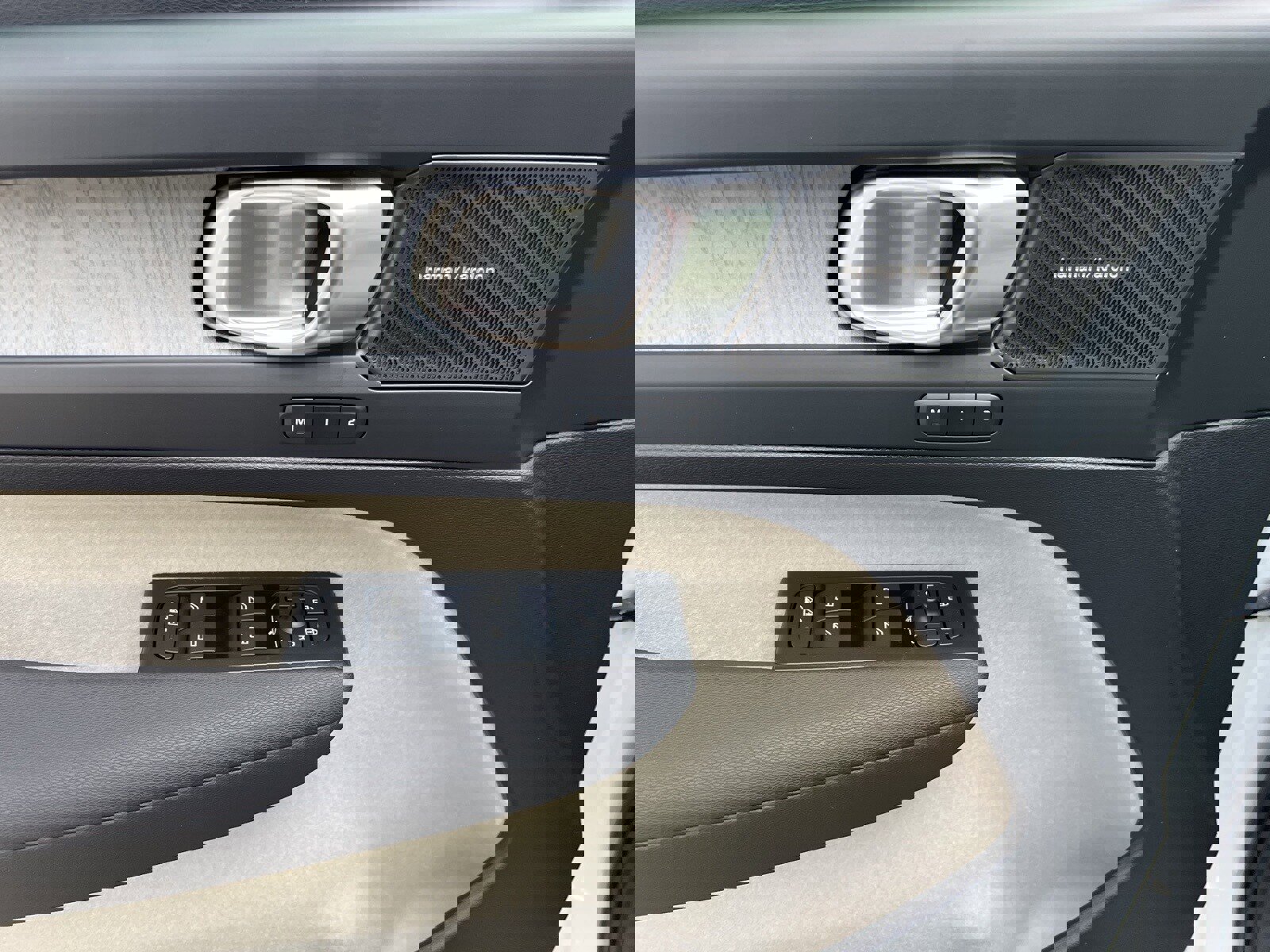 New 2026 Volvo XC40 B5 Ultra w/ Climate Package image 18