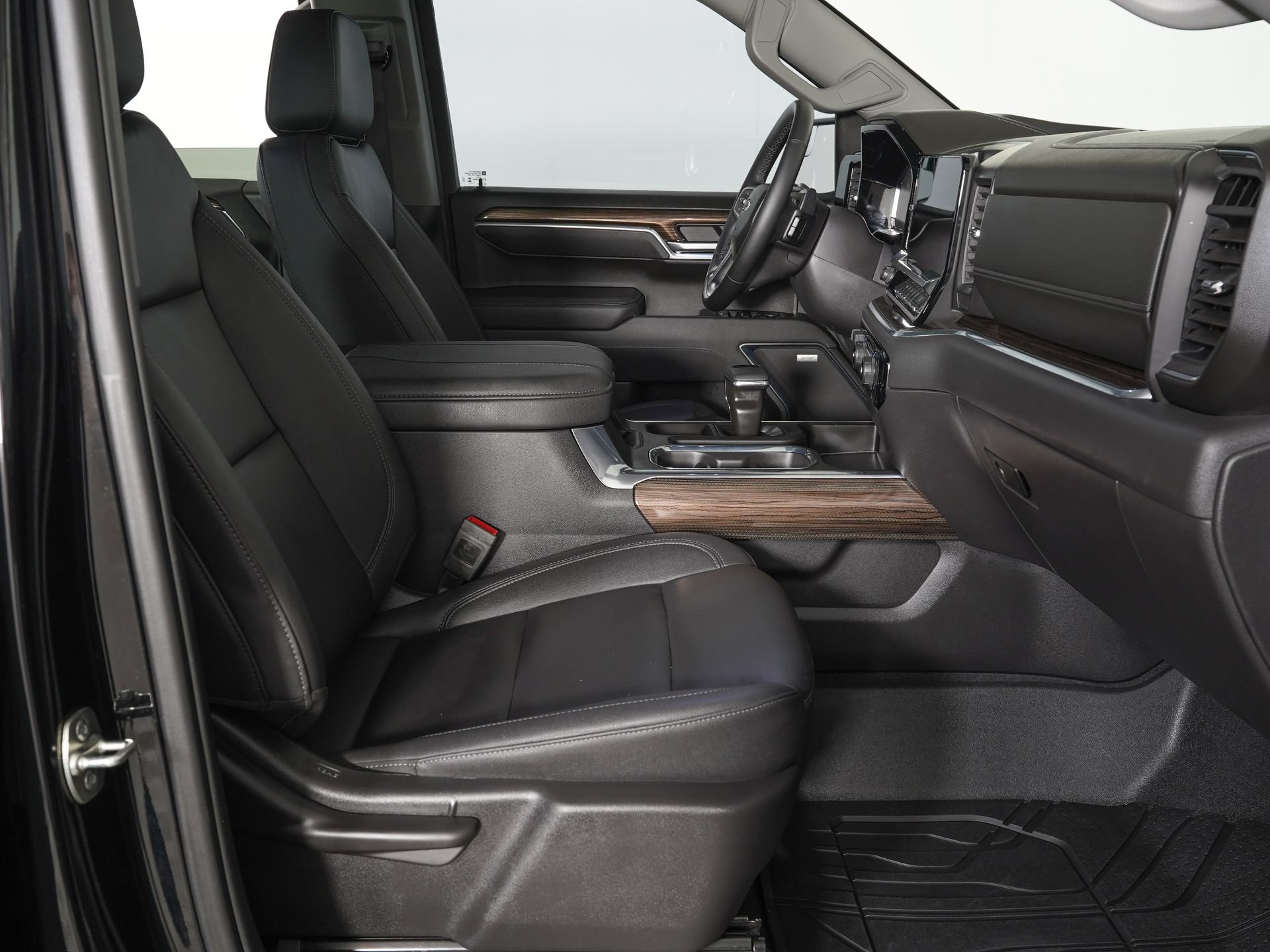Used 2025 Chevrolet Silverado 1500 LT Trail Boss w/ Convenience Package II AWD/4WD image 9