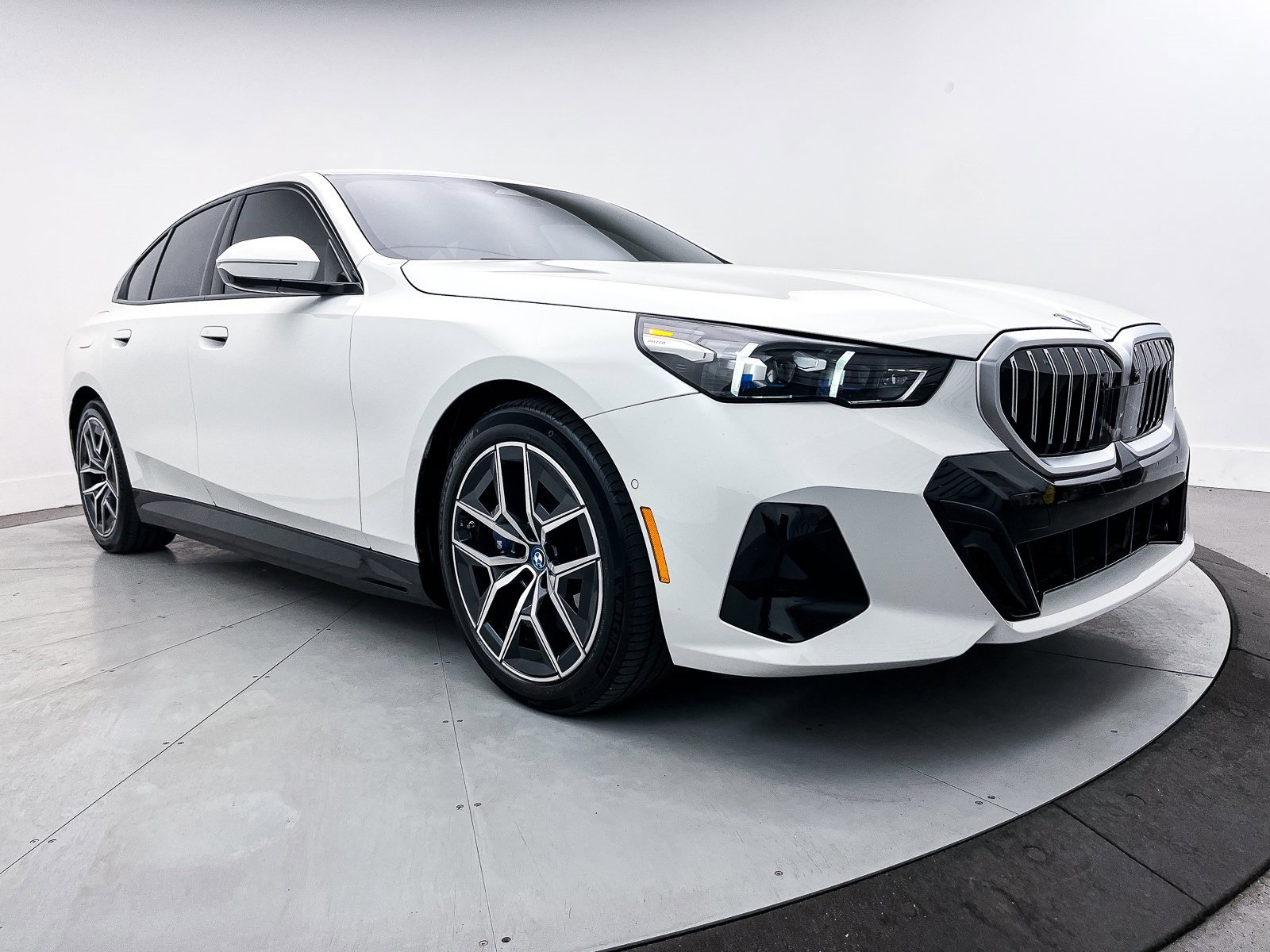 Used 2024 BMW i5 eDrive40i w/ M Sport Package image 12