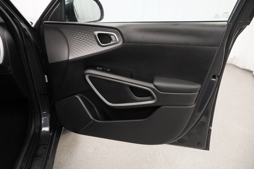 Used 2025 Kia Soul LX w/ LX Technology Package FWD image 28