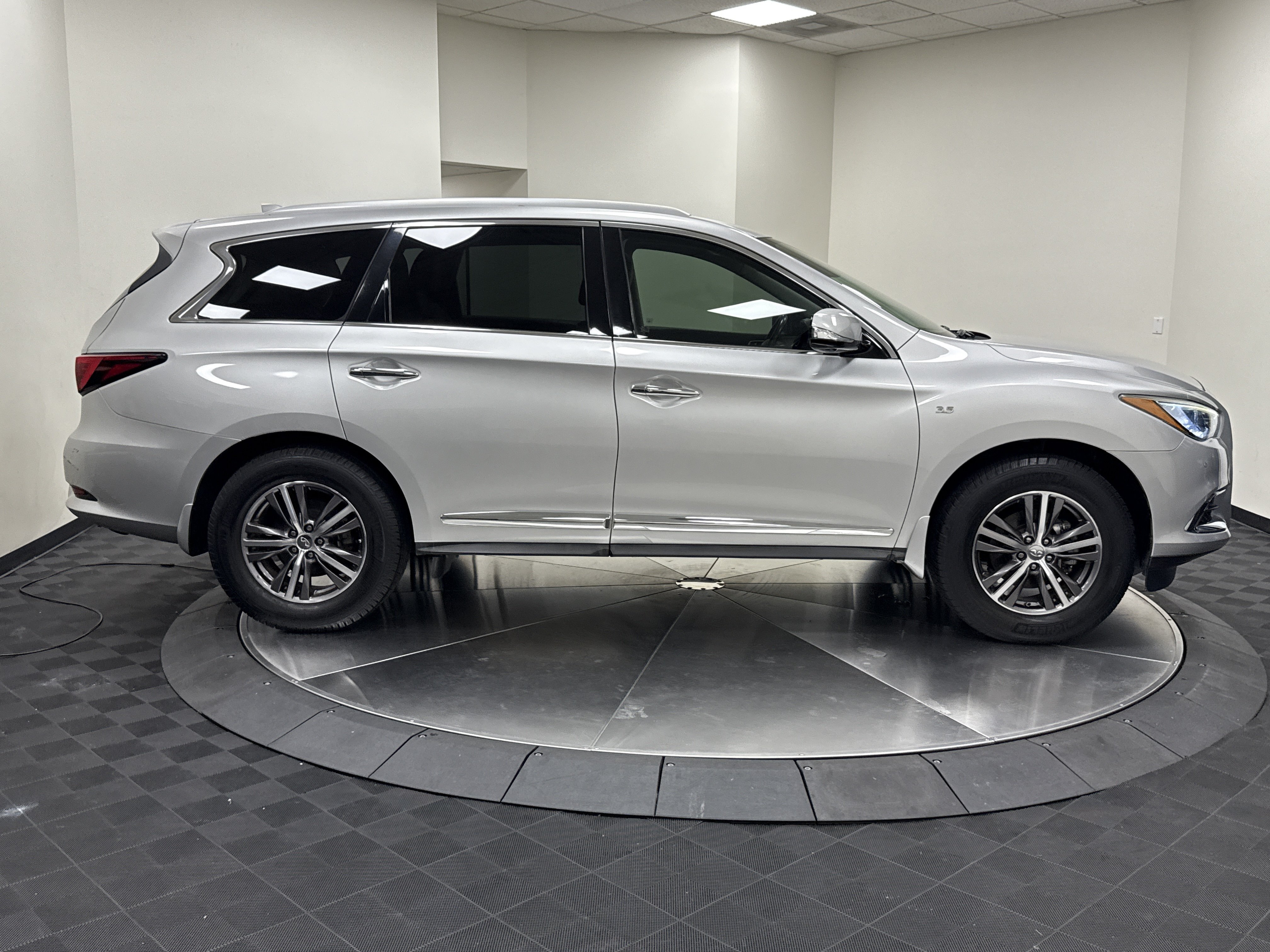 Used 2019 INFINITI QX60 Luxe w/ Essential Package FWD image 8