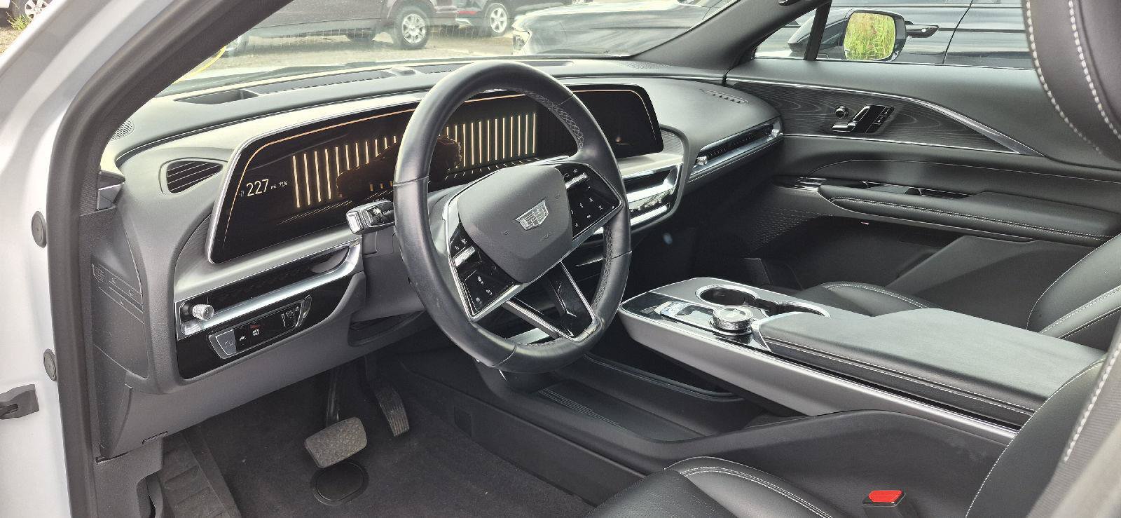 Used 2024 Cadillac Lyriq Luxury w/ LPO, Floor Liner Package AWD/4WD image 9