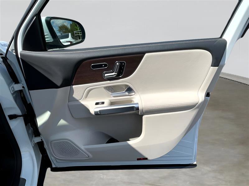 Used 2021 Mercedes-Benz GLB 250 4MATIC image 31