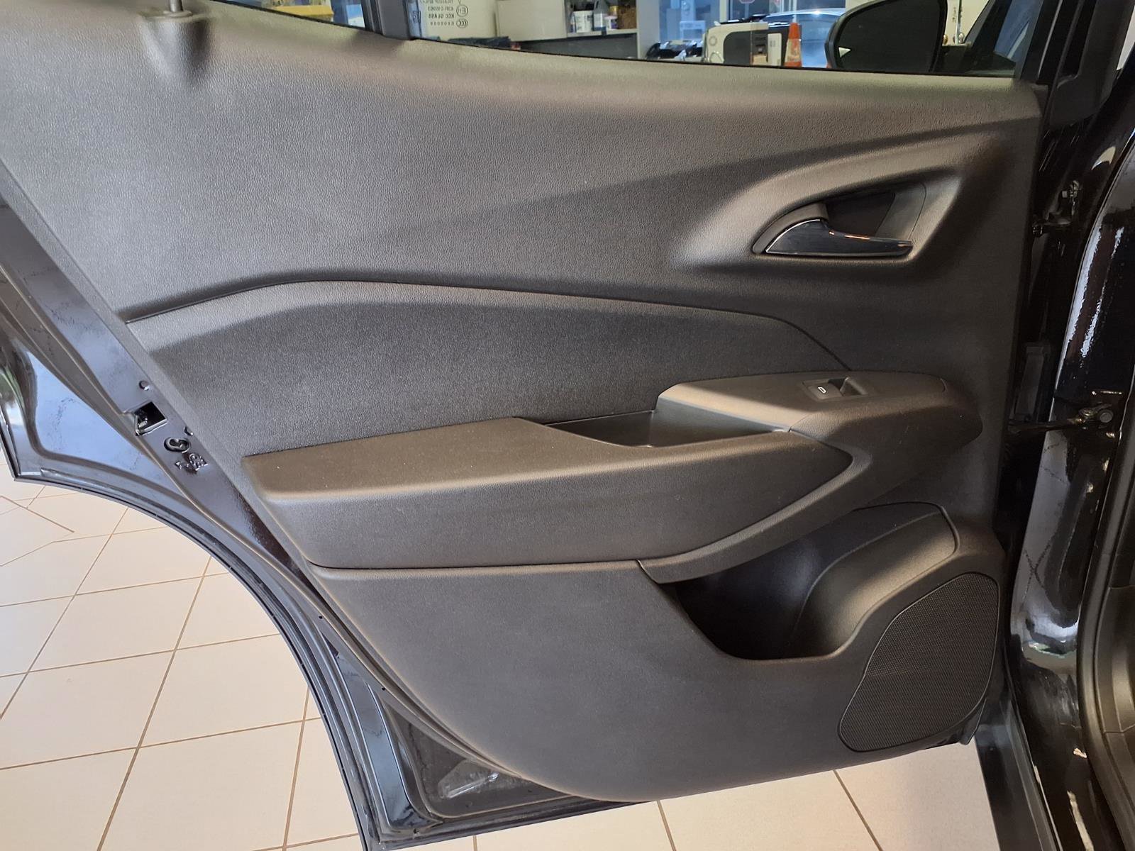 Used 2024 Chevrolet Trax RS w/ Sunroof Package FWD image 17