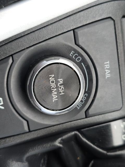 Used 2021 Toyota RAV4 LE image 17