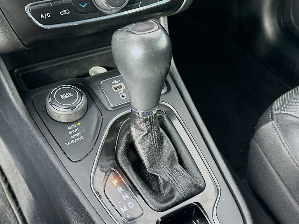 Used 2020 Jeep Cherokee Limited image 16