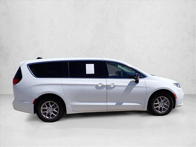 Used 2024 Chrysler Pacifica Touring-L FWD image 5