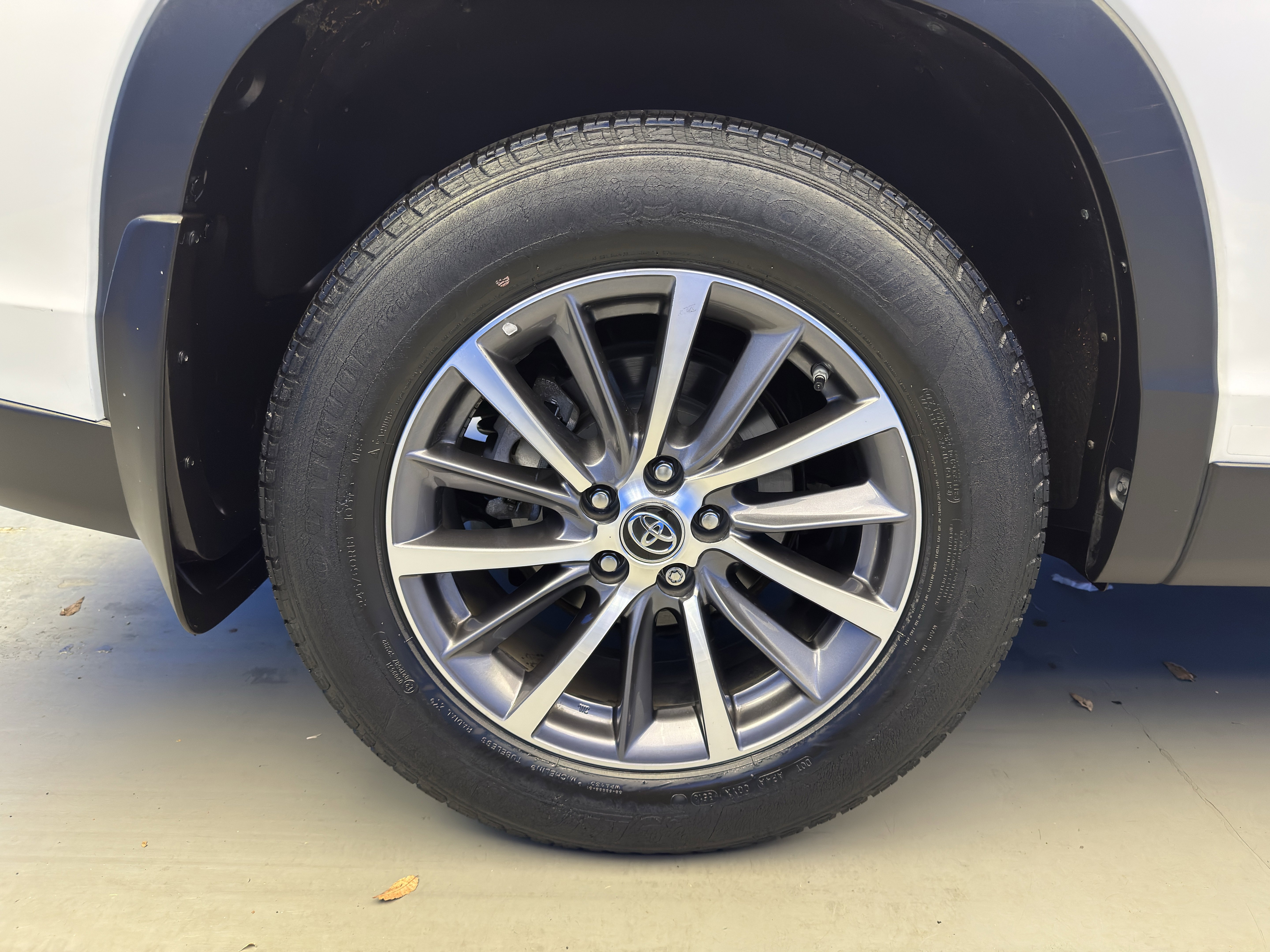 Used 2019 Toyota Highlander XLE image 9