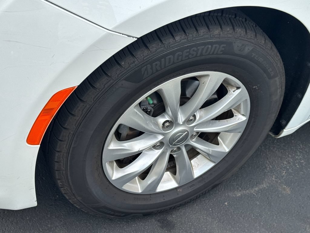 Used 2018 Chrysler Pacifica Touring-L FWD image 9