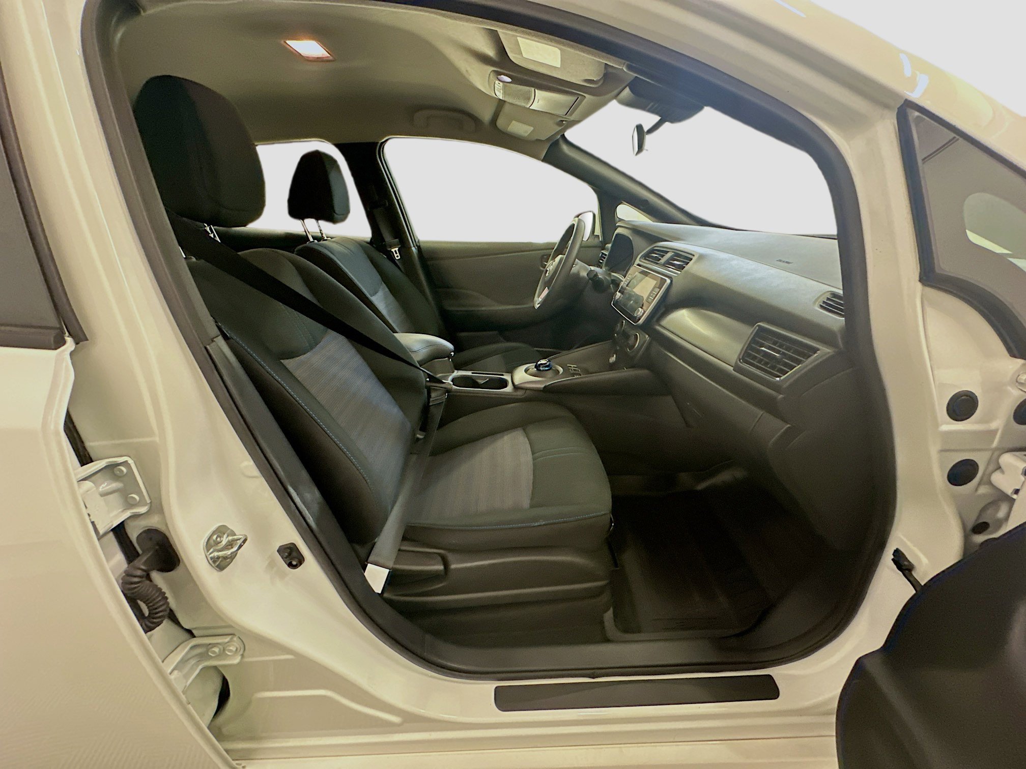 Used 2025 Nissan Leaf S image 31