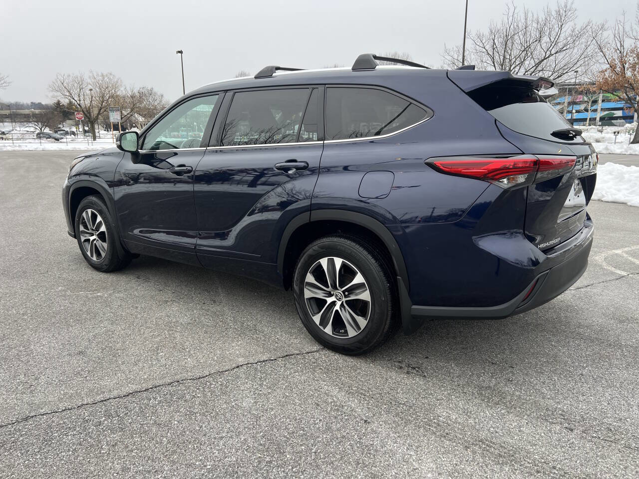 Used 2021 Toyota Highlander XLE image 7