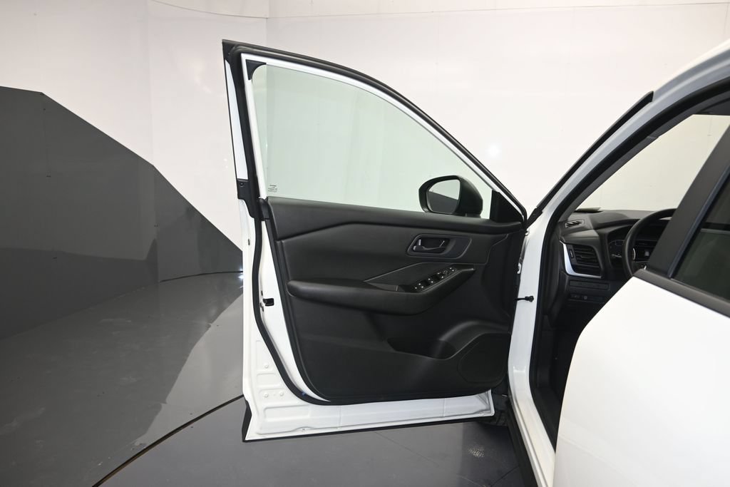 Used 2024 Nissan Rogue S FWD image 10