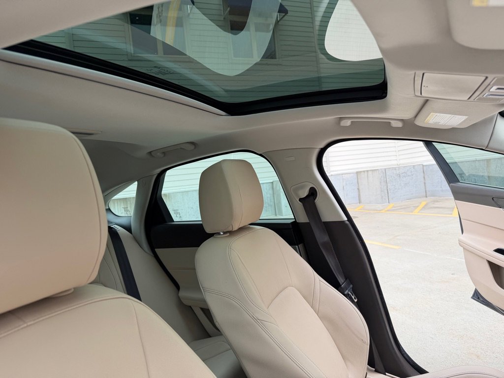 Used 2018 Jaguar XF Premium AWD/4WD image 26