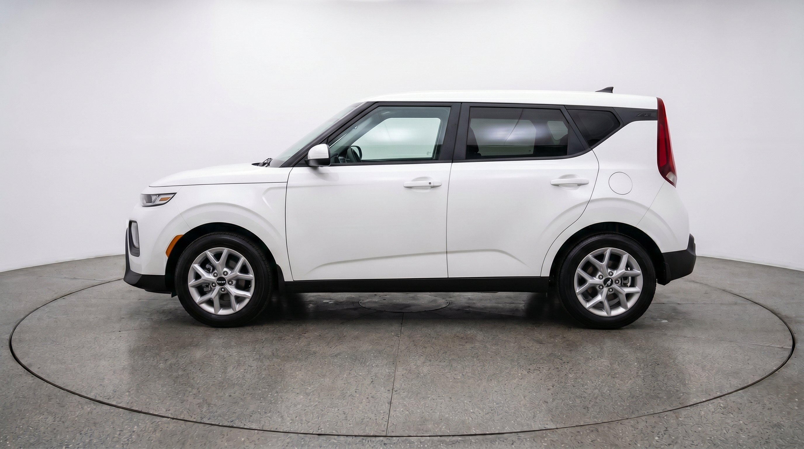 Used 2025 Kia Soul LX w/ LX Technology Package FWD image 5