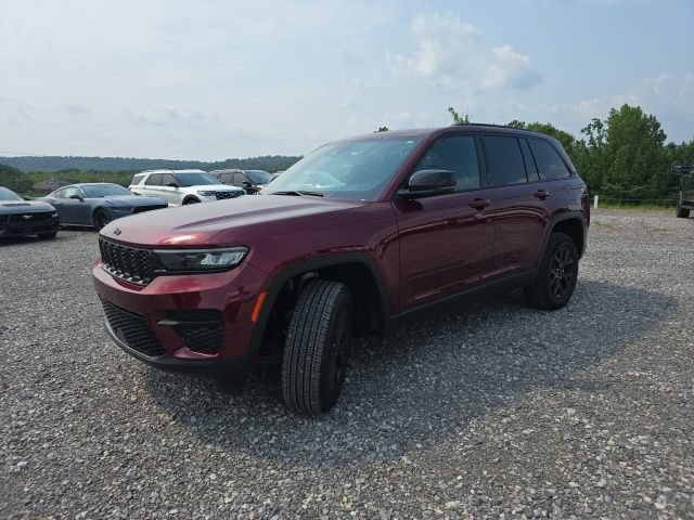 Used 2024 Jeep Grand Cherokee Altitude AWD/4WD image 3