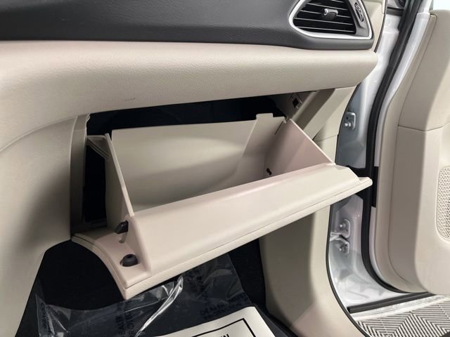 Used 2024 Chrysler Pacifica Touring-L FWD image 38