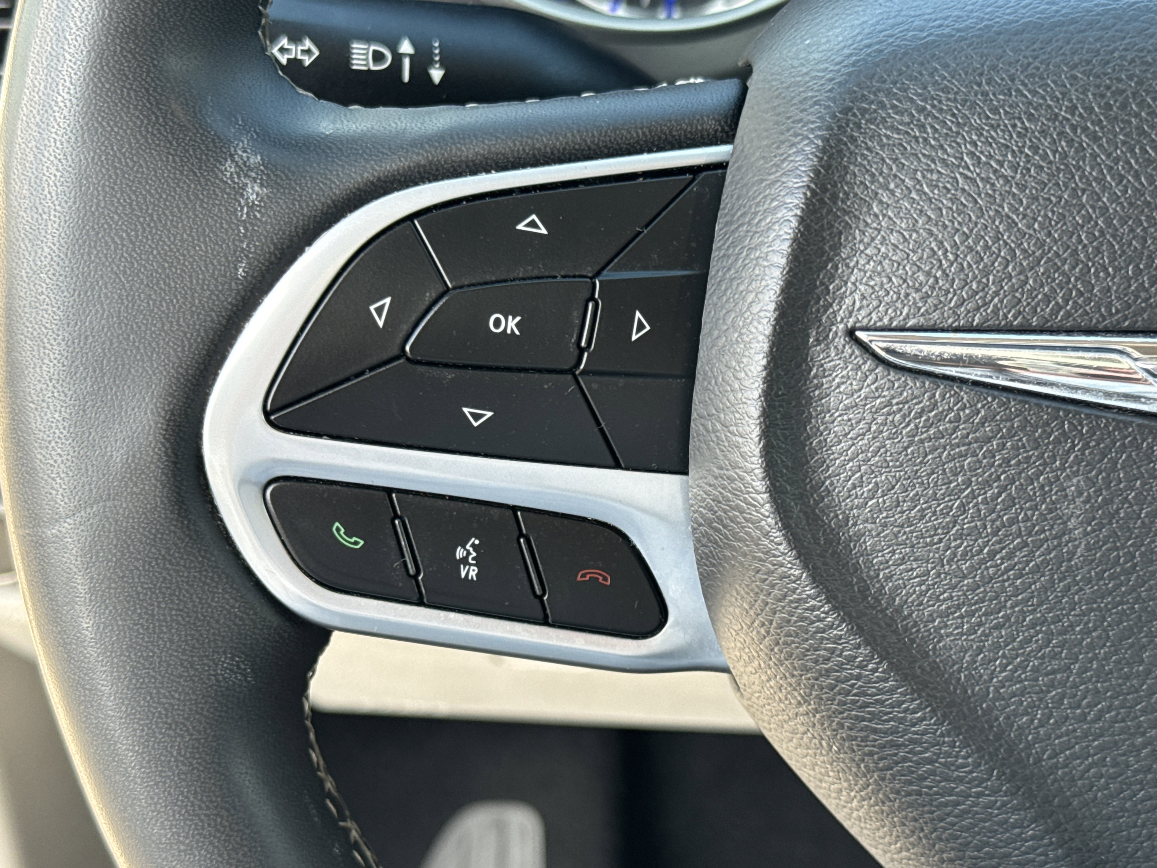 Used 2024 Chrysler Pacifica Touring-L image 25