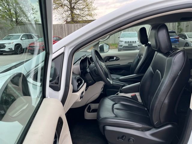 Used 2023 Chrysler Pacifica Touring-L FWD image 16