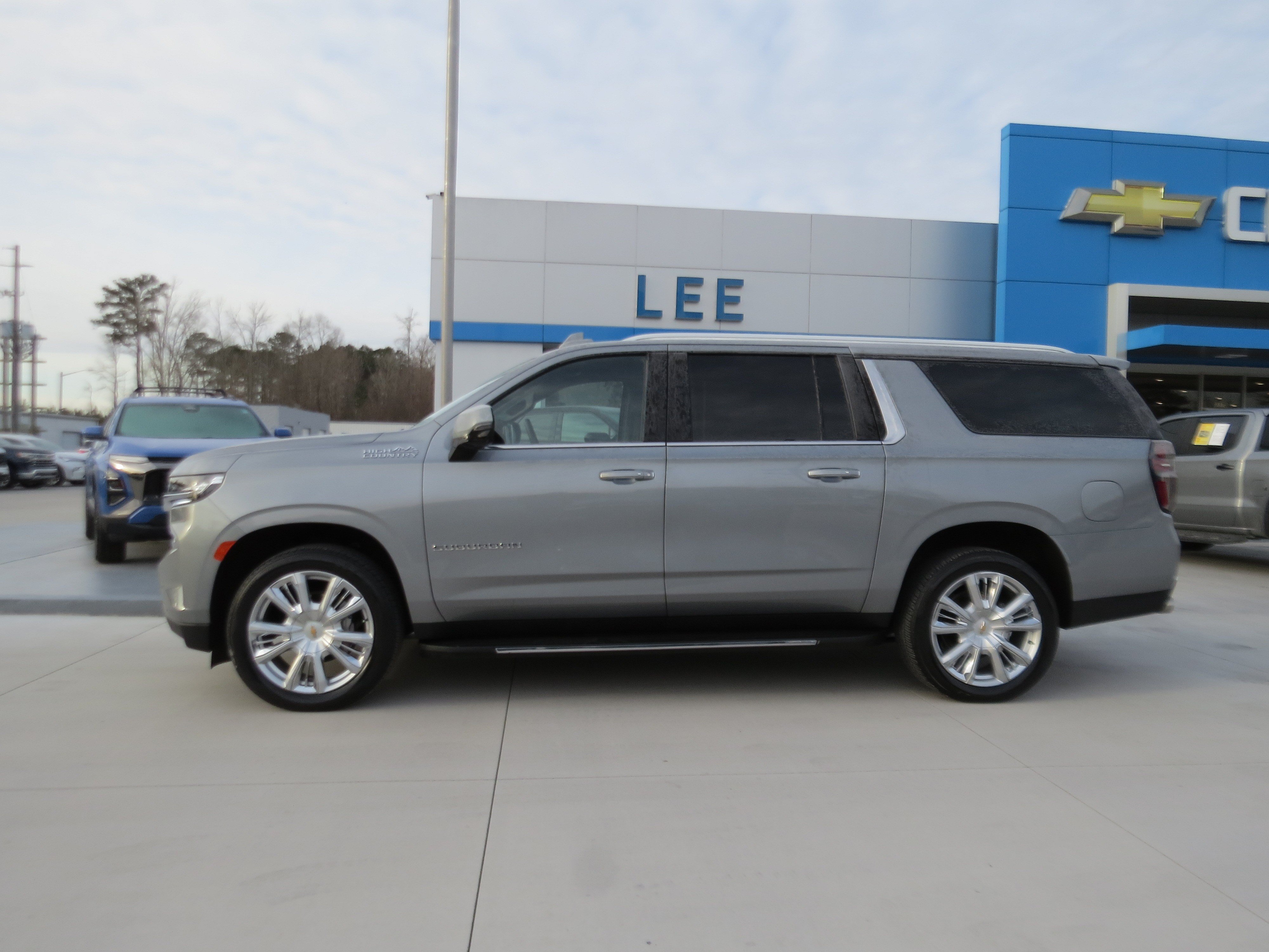 Used 2023 Chevrolet Suburban High Country RWD image 2