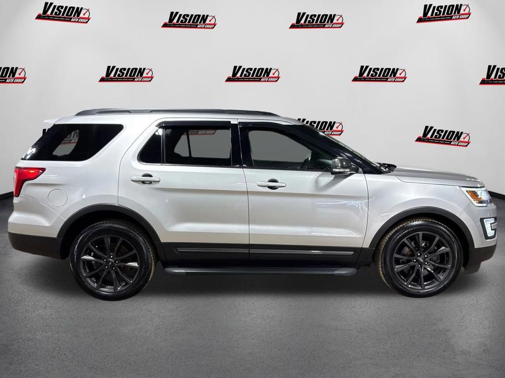 Used 2017 Ford Explorer XLT w/ Equipment Group 202A image 4