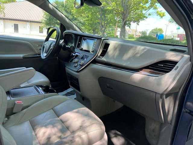 Used 2018 Toyota Sienna XLE w/ XLE Navigation Package AWD/4WD image 20