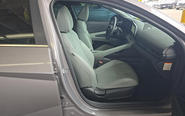 Used 2025 Hyundai Elantra Limited FWD image 6