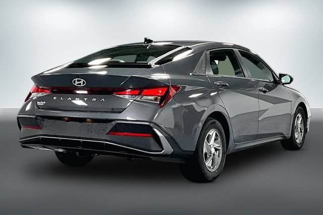 Used 2025 Hyundai Elantra SE FWD image 7