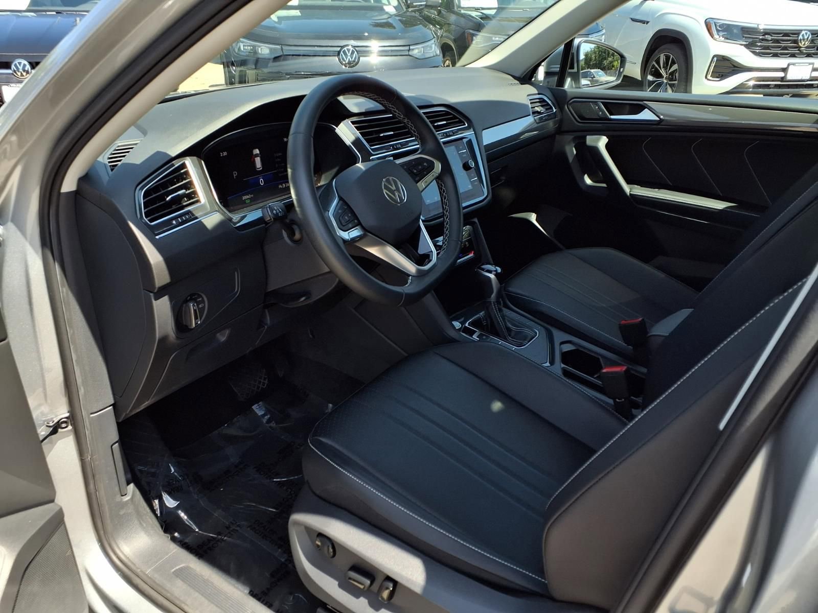 Certified 2023 Volkswagen Tiguan SE w/ Panoramic Sunroof Package FWD image 15